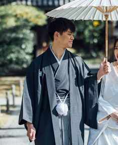 サテンブラック（YG02）：上品な質感を纏うサテンブラックの紋付は、格式と洗練を兼ね備えた一着。深みのある黒が凛とした佇まいを引き立て、和装でありながらモダンな印象を演出します。特別な一日にふさわしい気品あふれる装いです。
