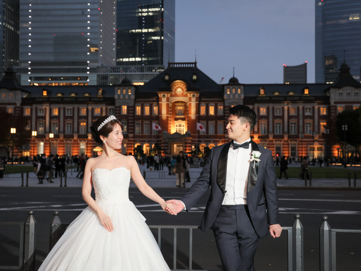 昼の光と夜の幻想を纏う、東京駅での特別なフォトウェディング