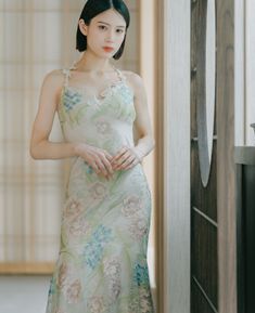 スレンダーライン / マルチカラー（ACC201）：「claire pettibone」クレアペティボーンの希少なカラードレスが入荷。ボヘミアンでロマンティックな世界観を大切にするデザイナーの想いが込められ、繊細なレースや立体刺繍が芸術的な美しさを表現。柔らかなマルチカラーが重なり、軽やかで幻想的な雰囲気を纏う日本では中々見かけない一着です。