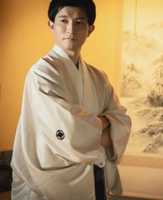 クレ・アイボリーⅡ（YP04）：柔らかなアイボリーに温かみのある陰影を添えた紋付。着物と羽織を同系色でまとめることで上品さを演出し、袴にはブラックゴールドを合わせて程よいアクセントに。優雅さとクールさを兼ね備えた洗練の一着です。