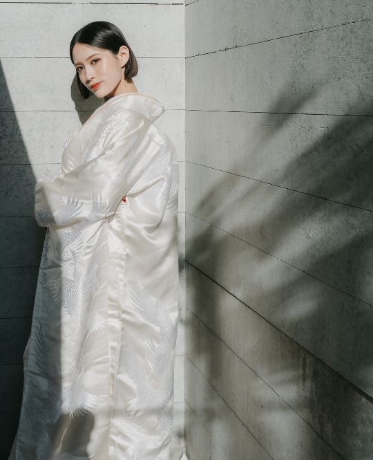 気品あふれる鶴の刺繍がほどこされた白無垢。長寿や夫婦円満の願いを象徴する鶴が、純白の生地に優雅に舞い、格式と華やかさを兼ね備えた、晴れの日にふさわしい一着です。