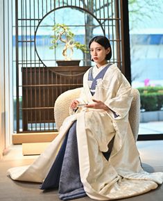 柔らかで瑞々しい艶を湛えた白無垢は、伝統美の中に洗練されたモダンな空気を感じさせ、控えめでありながら印象に残る存在感が花嫁の内面の美しさを引き立てます。
