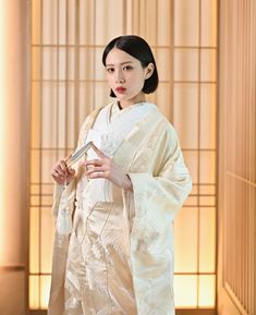 白無垢 AB102：流水と鶴の文様の白無垢を纏い、末広扇を両手で持つ花嫁、障子を背景に。