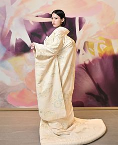 きなりの柔らかな色合いに、華やかな牡丹の柄が美しく映える白無垢。上品さと可憐さを兼ね備えた、気品あふれる一着です。