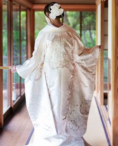 清らかな白に、裾からのぞく淡いピンクのふきがやさしく彩りを添える白無垢。伝統美を大切にしながら、写真に柔らかな華やかさと幸福感を映し出します。