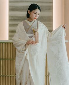 梅の花をあしらった格調高い白無垢。寒さの中で咲く梅にちなみ、忍耐と気品を感じさせる、凛とした花嫁姿を演出する一着です。
