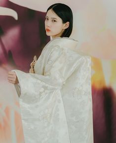 大きく描かれた桜模様が華やかな存在感を放つ白無垢。晴れの日にふさわしい優雅さと愛らしさを兼ね備えた一着です。