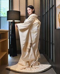 生成りの白無垢にアイボリーとブラウンのつる模様が映える一着。凛とした気品と静かな華やぎを叶えます。