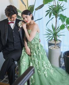 Aライン / リーフグリーン（ACS202）：淡いグリーンに可憐な花刺繍が映える、ナチュラルで優しい印象のカラードレスです。