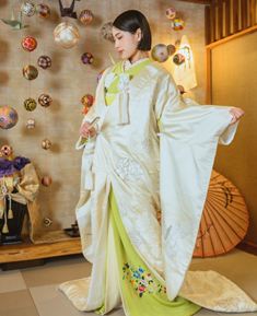大きなお花の刺繍が印象的な白無垢。シンプルながらも華やかさと上品な存在感を兼ね備えた一着です。