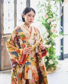 クリーム（色掛下：AK22）：淡いクリーム色の掛下は、柔らかな色合いが上品で優しい印象を与える一着です。
白無垢や色打掛の美しさを引き立てながら、花嫁様らしい華やかさと品のある雰囲気を演出します。