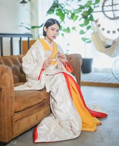ミモザ（色掛下：TK20）：深みのあるオレンジとシックな花柄が、白無垢や色打掛を美しく引き立てる掛下です。