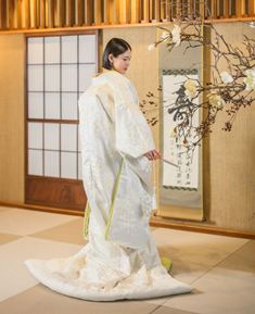 繊細で落ち着いた柄が花嫁の美しさを引き立てる、定番人気の一着です。