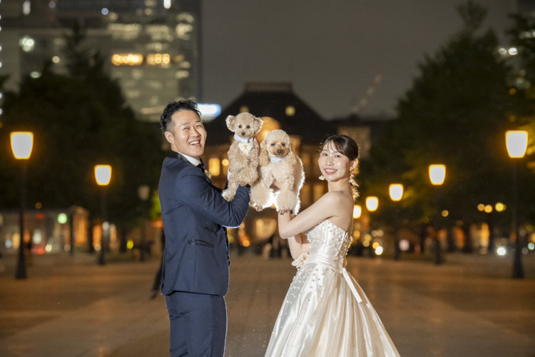 東京駅で愛犬と一緒に撮影したウェディングドレス姿のフォトウェディング