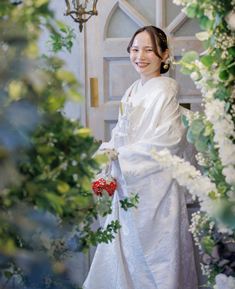 波模様に桜の華やかな意匠を重ねた白無垢。流れるようなデザインと柔らかな桜の彩りが、花嫁の清楚で優美な佇まいを一層際立たせます。