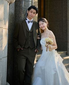 カーキ（YP01）：都会的で程よくカジュアル。カーキの洒落感が大人の抜け感を演出する一着。