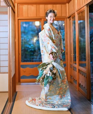 吉草緑文（OMOS01）：トレンドの淡いブルーを基調とした色打掛。サムシングブルーには、ご新婦様の幸福を願う意味が込められています。