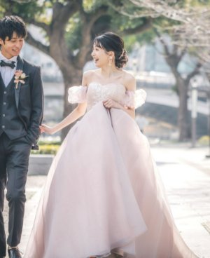 プリンセスライン / ピンクベージュ（NCE203）：パフスリーブが可愛く、肌なじみのいいピンクベージュのドレスは、甘すぎず上品なデザインです。