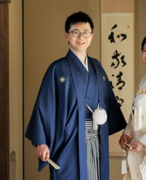 紺染（絞り）（TP01）：深い紺色に絞り模様を施した紋付は、伝統的な趣を感じさせながらも華やかさを演出。格式ある装いに個性を添え、凛とした佇まいと洗練された印象を兼ね備えた一着です。
