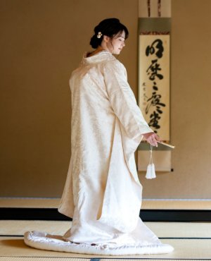 可憐さがふわりと惹き立つアルカイックな白無垢。ぬくもりある質感と優しい文様が、幸せに満ちた撮影シーンを包み込みます。