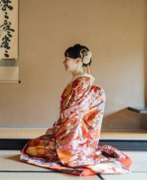 桜雅（TL08）：お着物の中では大きめな柄になっているので低身長の方にも着ていただきやすい一着となっております。比較的柔らかいお色味が多く使われている為、優しい印象にしてくれます。