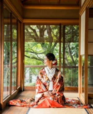 凛楓（TF07）：色とりどりで鮮やかなお花と凛とした鶴とブラックに切り替わっていくデザインで可愛いとかっこいいの中和の取れた一着となっております。