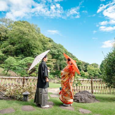 紅葉を背に目を閉じて横を向く花柄の白い色打掛の花嫁の横顔。秋の肥後細川庭園の紅葉で撮る和装前撮りのブライダルポートレート