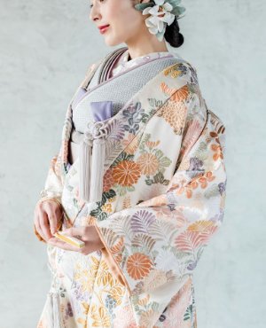 陽音華文（YMOS14）：淡いオレンジを基調とした柔らかな雰囲気の色打掛。裏地とフキの部分もオレンジ色になっていて色打掛の全体の雰囲気をより一層ふんわりと印象付け花嫁を惹き立ててくれます。