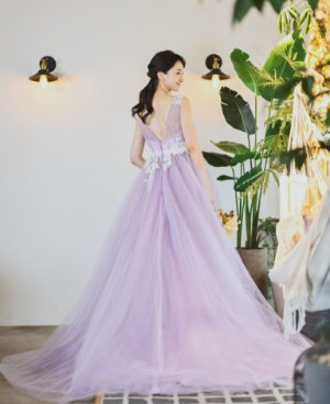 Aライン / ライトパープル（OCL203）：大人可愛い紫のドレスはシンプルなデザインにワンポイントの刺繍がオシャレな1着。バックラインが美しく出ます。