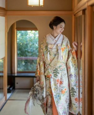 陽藤（TR08）：流行りのコントラストの低めなお色味と主張抑え目なデザインで優しい雰囲気溢れる色打掛。可愛らしさも大人っぽさも兼ね備えた一着。