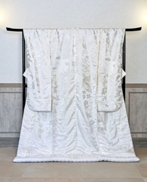 桜、鶴、御所車が描かれた縁起の良い白無垢。春の祝福と長寿の象徴が華やかに重なり、花嫁に幸福と雅をもたらす、伝統美あふれる一着です。