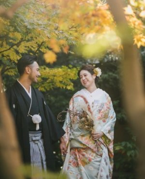 水花（TR07）：水辺に優雅に浮かぶ花々を連想させるような一着。お着物全体の色味が優しく水色や黄緑といった珍しい配色で他にはない色打掛となっております。