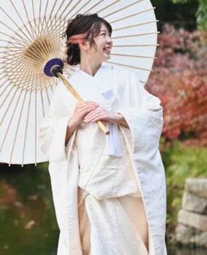 立体的な刺繍が重厚感を生み、自然の息吹を感じさせる草花や木々の模様が描かれた白無垢。伝統美と自然の調和が、花嫁の気品ある佇まいを一層際立たせます。