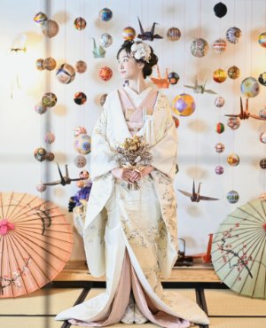 羽の模様まで細かく描かれた芸術的な白無垢。異彩を放つ自慢の一着は、大人オシャレにこだわる方にはとびきりオススメです。