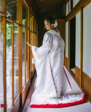 故郷の景色を思い出す、流れるような刺繍が特徴の白無垢。非常に肌なじみのいい温かみ溢れる生成りのお着物です。