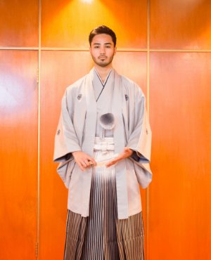 モダングレーⅡ（グラデーション）（DS02）：グレーの袴に、繊細なグラデーションが美しい紋付を合わせた一着。伝統の趣に現代的な洒落感を添え、上品さと個性を兼ね備えた洗練のスタイルです。