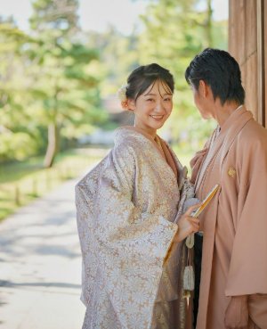 花華金白（DMOS16）：白い花模様を一面に散りばめた可憐な色打掛。細やかな意匠が織りなす優美な世界観に、動くたびきらりと覗くゴールドの裏地が花嫁心をそっとくすぐる。華やかさと上品さを兼ね備え、晴れの日をより格別に彩る特別な一着。