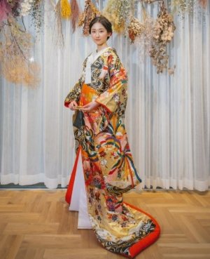 雅香（TF08）：黒とゴールドの切り替えしが珍しいモダンなデザイン。大きく刺繍されている鮮やかな鳳凰がクールな女性を演出してくれます。