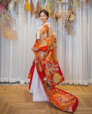 響凛（TL07）：深みのある赤地に個性的な模様が煌めく一着。伝統美と現代感が絶妙に融合し、纏う人の魅力を引き立てる唯一無二の色打掛です。