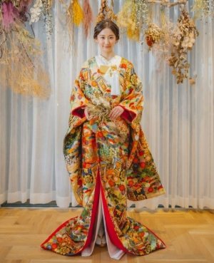 橙翠（TL09）：御所車を中心に、華やかな花々や格調高い松が色とりどりに刺繍された至高の一着。雅やかな意匠と緻密な手仕事が織りなす豪華さは、纏う人に格別の風格と気品を授ける最高級の色打掛です。