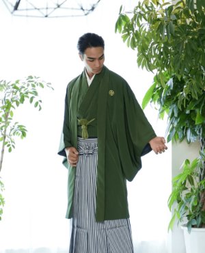 柳色（DS03）：若葉を思わせる柳色の紋付。柔らかで爽やかな緑が軽やかに映え、軽快さと雅やかさを併せ持つ清楚な装いです。