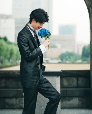 ブラックサテン（NG05）：艶やかなブラックサテンが放つ深い光沢。洗練されたシルエットが大人の色気と気品を際立たせる一着。