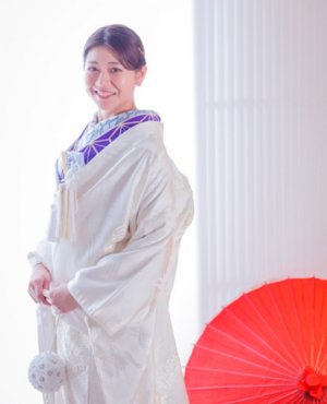 鶴のシンプルな白無垢に、お顔元を華やかにコーディネート。麻紫の色掛下に、鮮やかな水色の半襟、淡い水色の筥迫セットを合わせました。